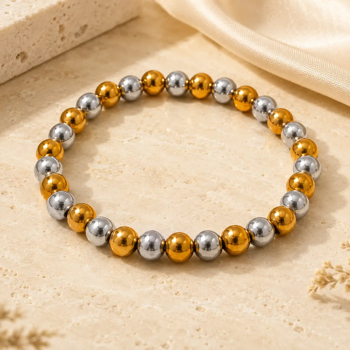 Bracelet extensible doré perlé en PVD Norelle™ pour femme