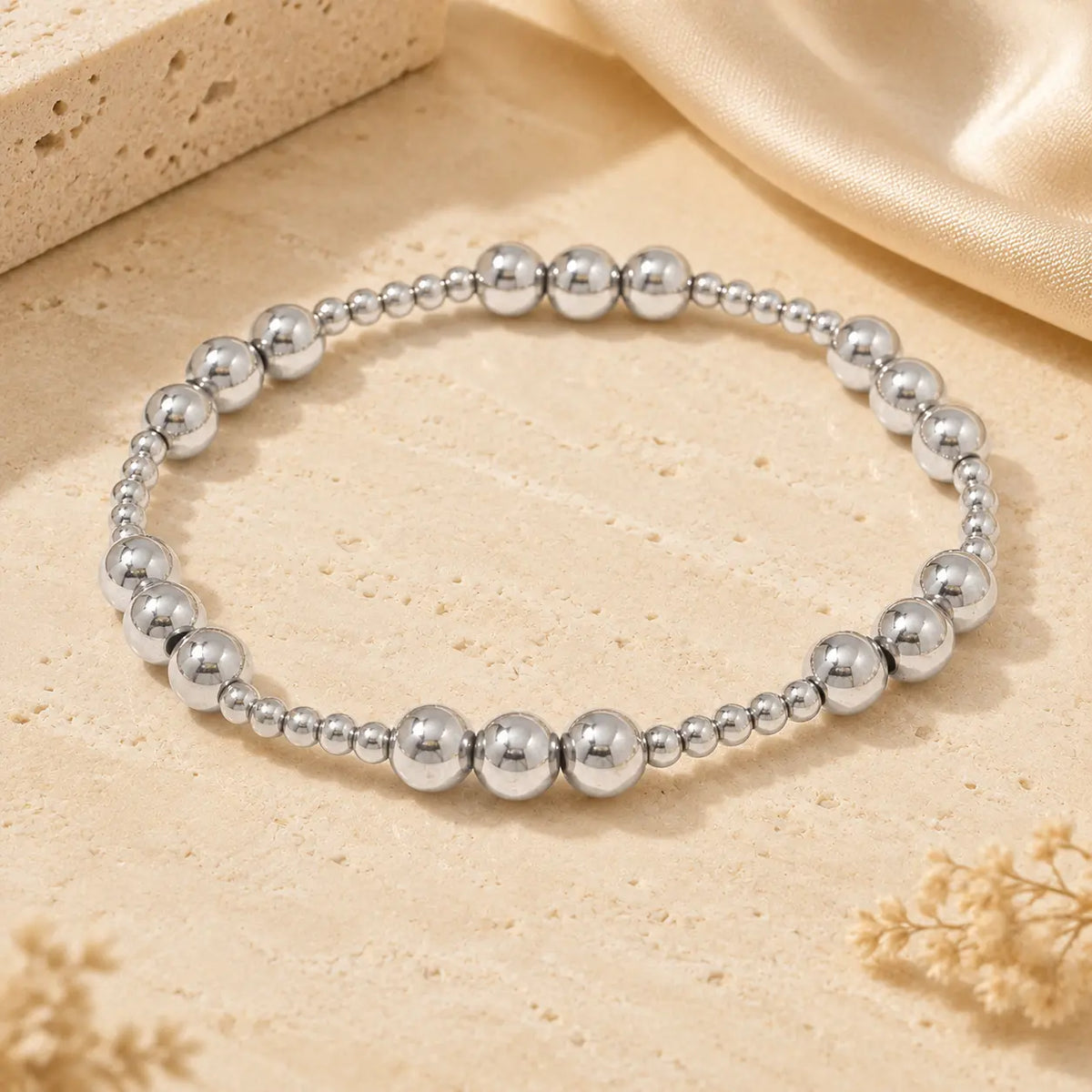 Bracelet extensible doré perlé en PVD Norelle™ pour femme