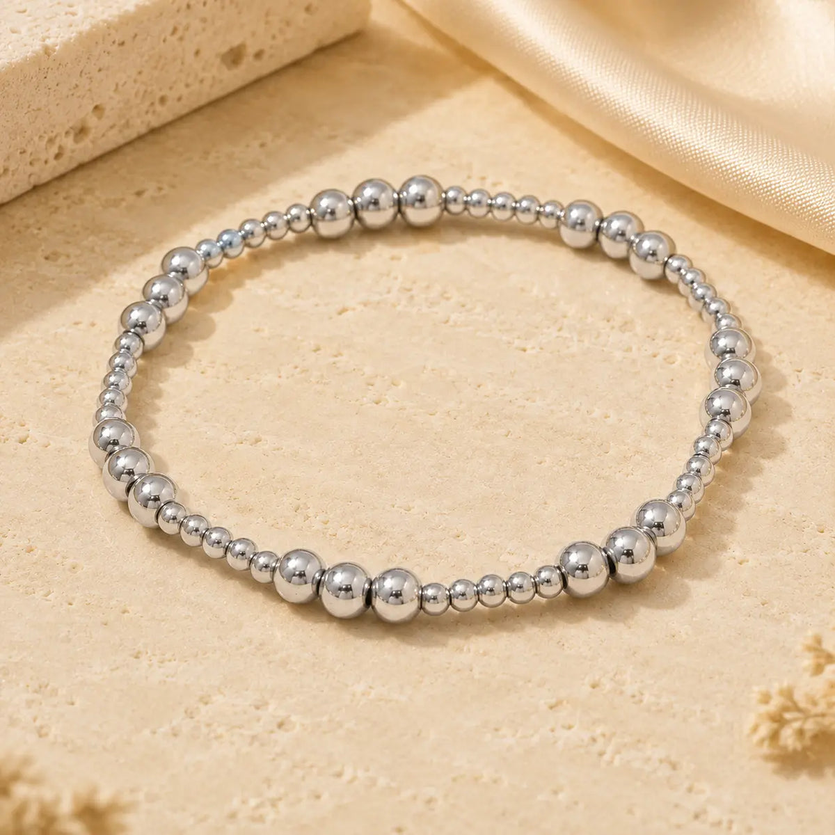 Bracelet extensible doré perlé en PVD Norelle™ pour femme