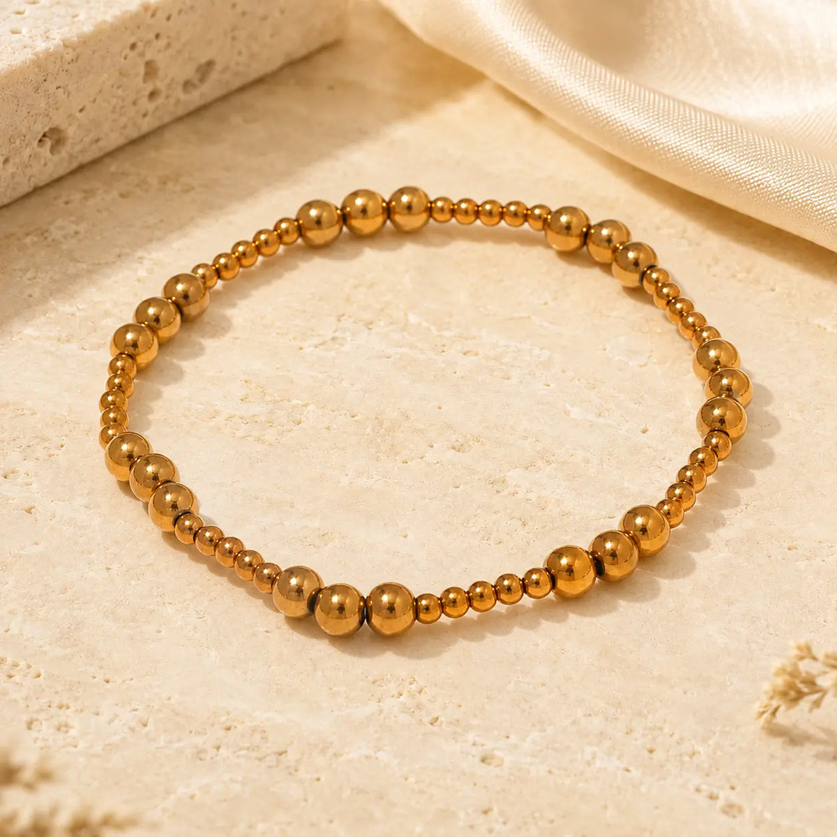 Bracelet extensible doré perlé en PVD Norelle™ pour femme