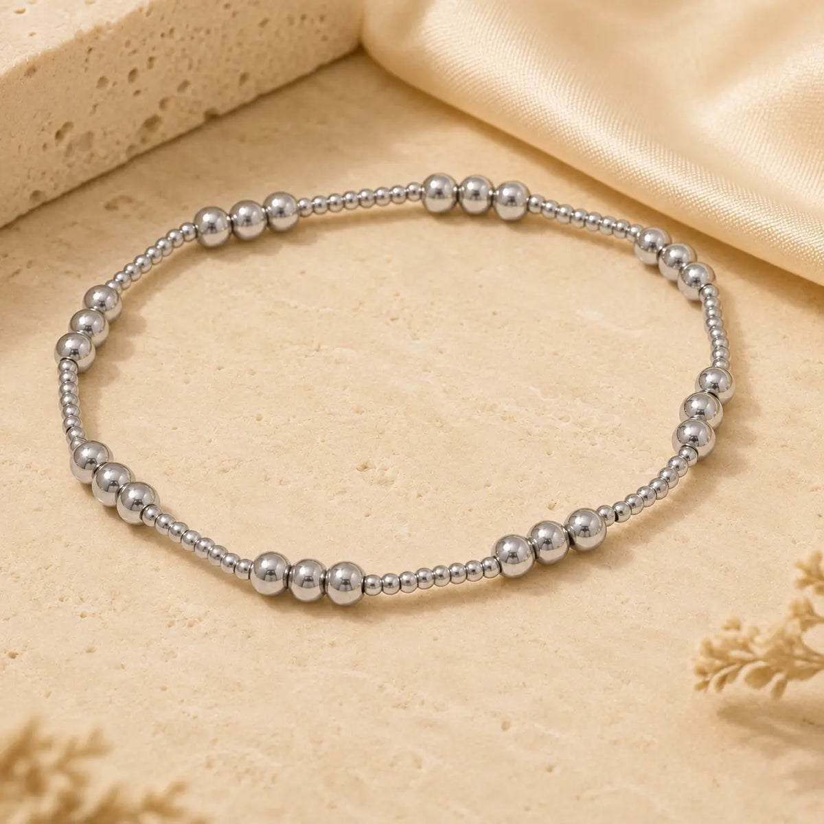 Bracelet extensible doré perlé en PVD Norelle™ pour femme