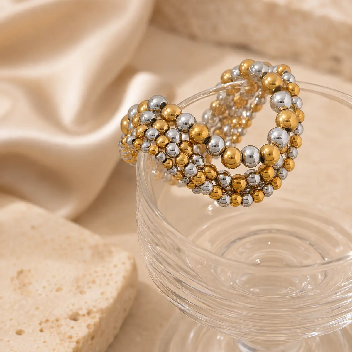 Bracelet extensible doré perlé en PVD Norelle™ pour femme